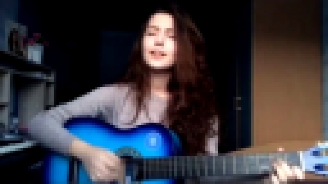 Красивая девушка классно поет и играет на гитаре ♫ - видеоклип на песню