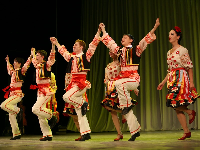 Неизвестен Молдавский танец на свадьбе.